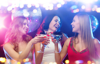 Bildet viser kvinner som skåler med alkohol