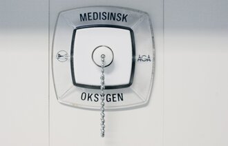 Bildet viser oksygenuttak i vegg.