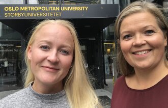 Bildet viser Martine Gyth-Dehli og Anna Lilja Bjørnsdottir utenfor Oslomet.