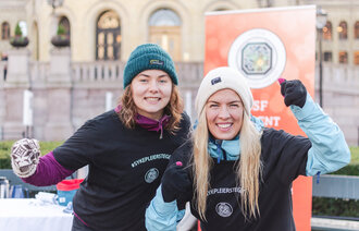 smilende jenter foran stortinget
