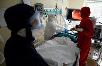 Helsepersonell på et sykehus i Moskva i Russland som har på seg verneutstyr for å beskyttes mor covid-19-smitte. 