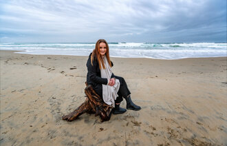 Sykepleier Wenche Wiik på stranden