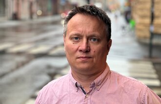 Bildet viser Øyvind Moksness, hovedtillitsvalgt for Norsk Sykepleierforbund ved Sykehuset Østfold