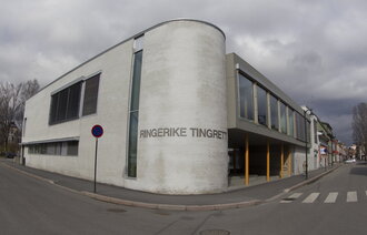 Bildet viser utsiden av Ringerike tingrett