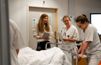Universitetslektor Linn Tangen ved UiT og praksisveileder Linn Tangen fra hjertemedisinsk avdeling ved UNN observerer sykepleierstudent Mathilde Richardsen Krogstad i rollen som ansvarlig sykepleier.