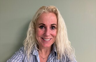 Bildet viser et portrett av Ann-Chatrin L. Leonardsen