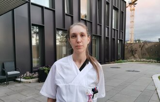 Bildet viser innleggsforfatter Beate Faugstad i sykepleieruniform