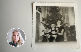 Bildet viser et gammelt fotografi av et barn og en mor.