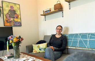 Bildet viser Mille Myrhaug i sofaen