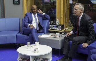 Bildet viser Lars Nehru Sand sammen med Jens Stoltenberg