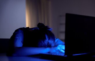 Bilde av person foran PC