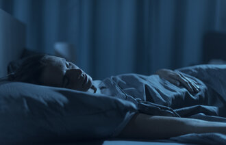 Bildet viser en kvinne som sover