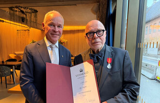 Bildet viser Trygve Aasgaard sammen med statsforvalter Jan Tore Sanner.