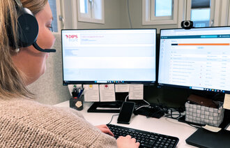 Bilde viser Maren Skogli Pettersen ved dataskjerm