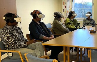 Bildet viser helsepersonell som får digital opplæring
