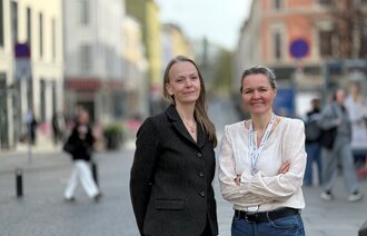 Bildet viser sykepleierne  Linda Christina Soilammi og Heidi Synøve Mørk.