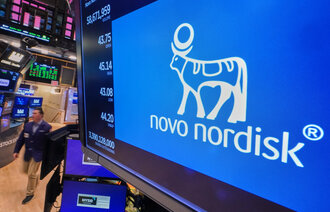 Bildet viser en skjerm med logoen til Novo Nordisk.