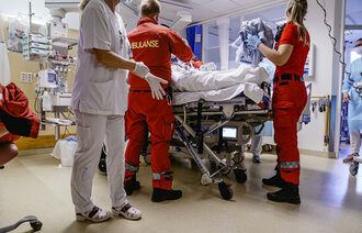 Bildet viser mottak av pasient på intensivavdeling.