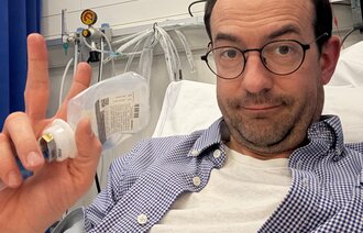 Bildet viser lederskribenten i en sykehusseng.