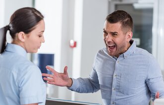 Bildet viser en sinna pasient og en sykepleier