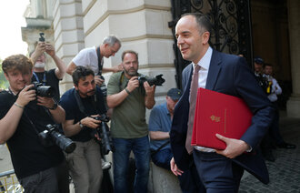 Bildet viser Storbritannias ferske helse- og omsorgsminister James Murray.