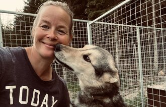 Bildet viser Birgitte med en hund