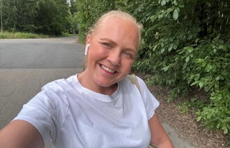 Bildet viser Marica som tar en selfie
