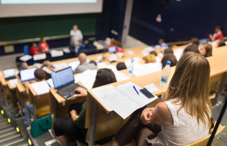 Bildet viser studenter i en sal