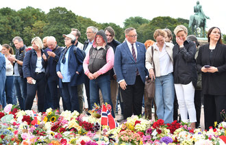 Bildet viser mennesker bak et hav av blomster på Slottsplassen i forbindelse med kong Haralds død