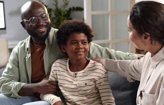 Bildet viser en familie med innvandrerbakgrunn som er hos helsesykepleier