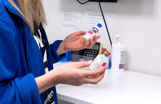 Bilde viser heroin flasker som deles ut ved heroinassistert behandling
