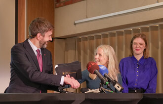 Helse- og omsorgsminister Jan Christian Vestre (Ap) og representanter fra rødgrønne partier på Stortinget holder pressekonferanse om tannhelsereform på Folkets Hjørne i Oslo.