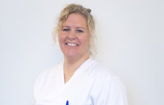 Bildet viser Margrete Mjøen i sykepleieruniform.