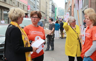 Streikeleder Eli Gunhild By utenfor Kreftforeningens lokaler.