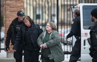 Elizabeth Wettlaufer geleides inn i rettsalen av politibetjenter