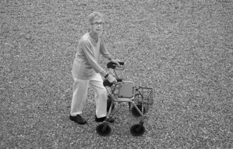 Eldre kvinne med rullator