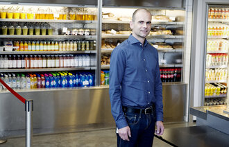 Bildet viser forsker Roger Ekeberg Henriksen foran en kjøledisk.