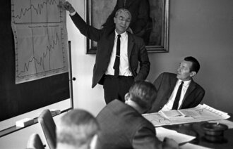 Odd Aukrust i Statistisk Sentralbyrå forklarer økonomisk statistikk