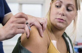 Hpv, hpv-vaksine Bildet viser en ung jente som får hpv-vaksine av en sykepleier.
