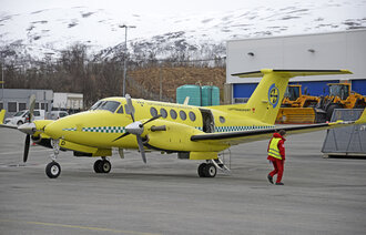 Luftambulansefly fra Lufttransport på Tromsø Lufthavn.