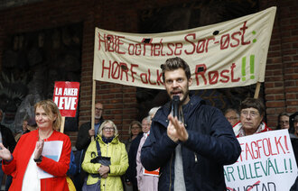 Bildet er fra protesten mot nedleggelsen av Ullevål sykehus. Bjørnar Moxnes holder appell