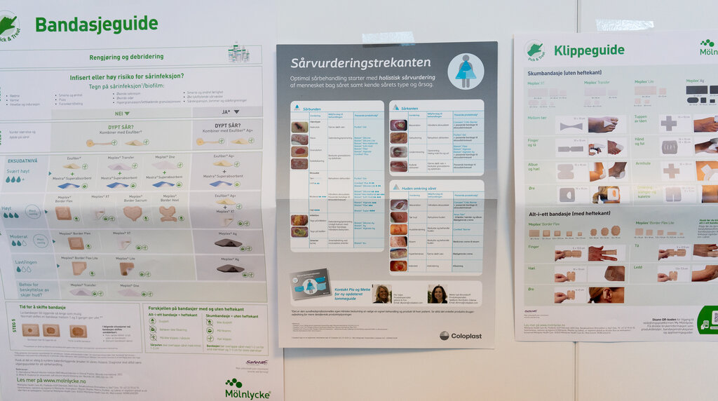 plakater på kontoret til sårsykepleier Bildet viser plakater på kontoret til sårsykepleier