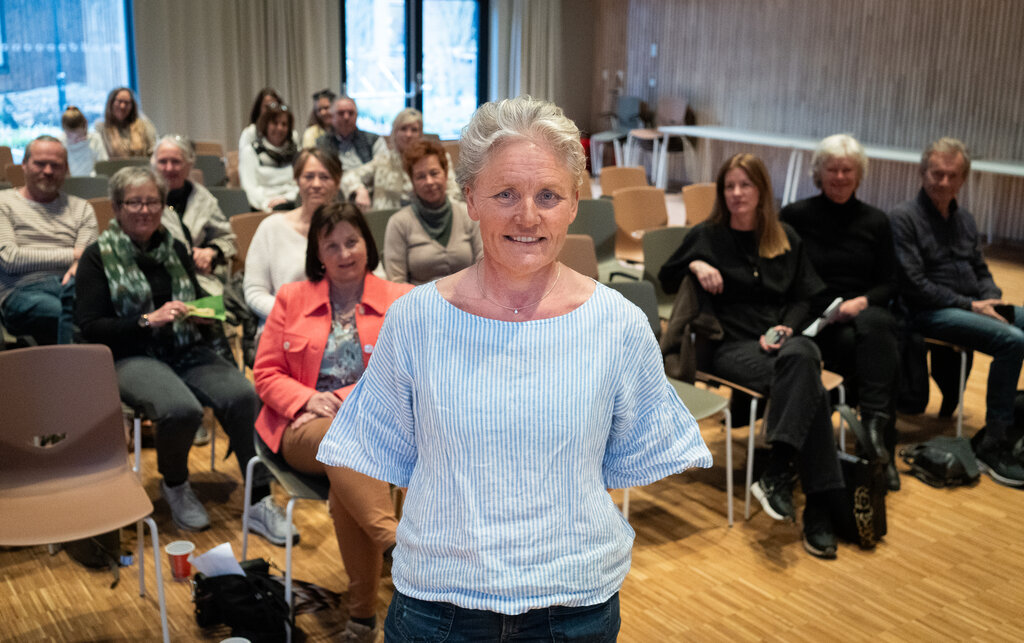 Gry Heidi Dahl og pårørendegruppa ved Dronning Ingrids hage Bildet viser Gry Heidi Dahl og pårørendegruppa ved Dronning Ingrids hage