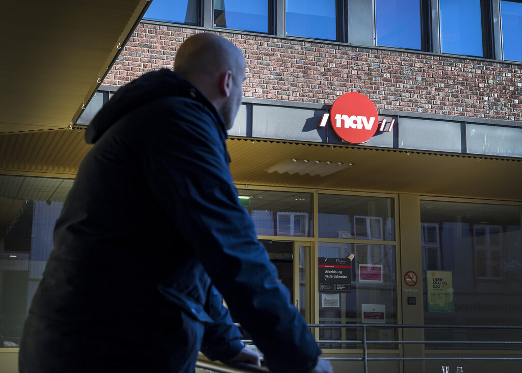 Illustrasjonsfoto av mann utenfor et Nav-kontor.