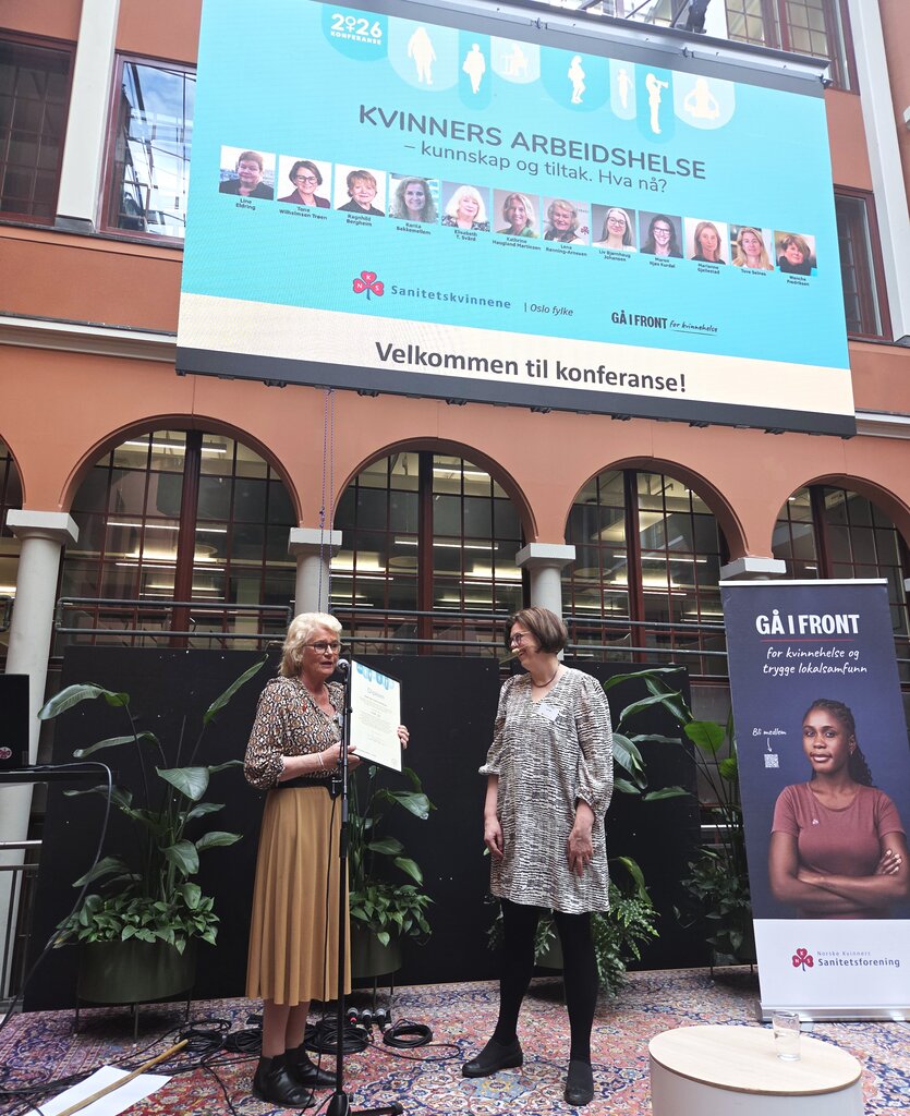 overrekkelse av pris til Ruth Aga bildet viser overrekkelse av pris til Ruth Aga