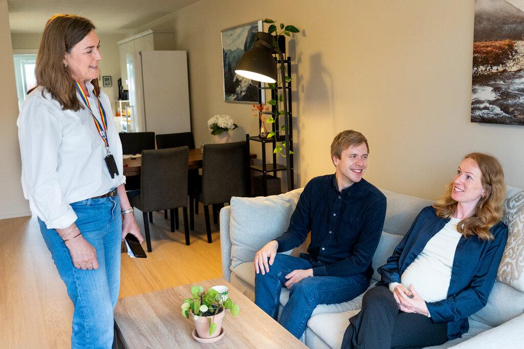 helsesykepleier og foreldreparet Bldet viser helsesykepleier og foreldreparet