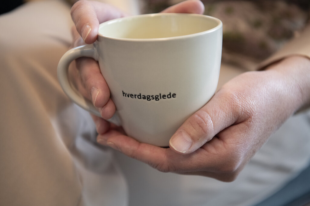 bildet viser kaffekopp med inskripsjon