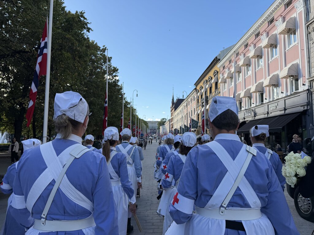 Trommekorpset på vei opp Karl Johan for å hedre Kong Harald V. Trommekorpset på vei opp Karl Johan for å hedre Kong Harald V.