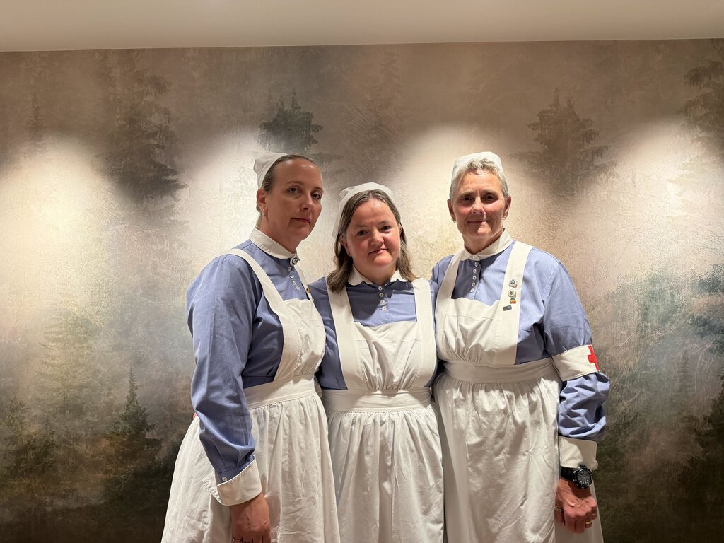 Trommekorpset. Fra venstre Anett Skjellet, Monica Vedvik, Anne Cecilie Strand Trommekorpset. Fra venstre Anett Skjellet, Monica Vedvik, Anne Cecilie Strand