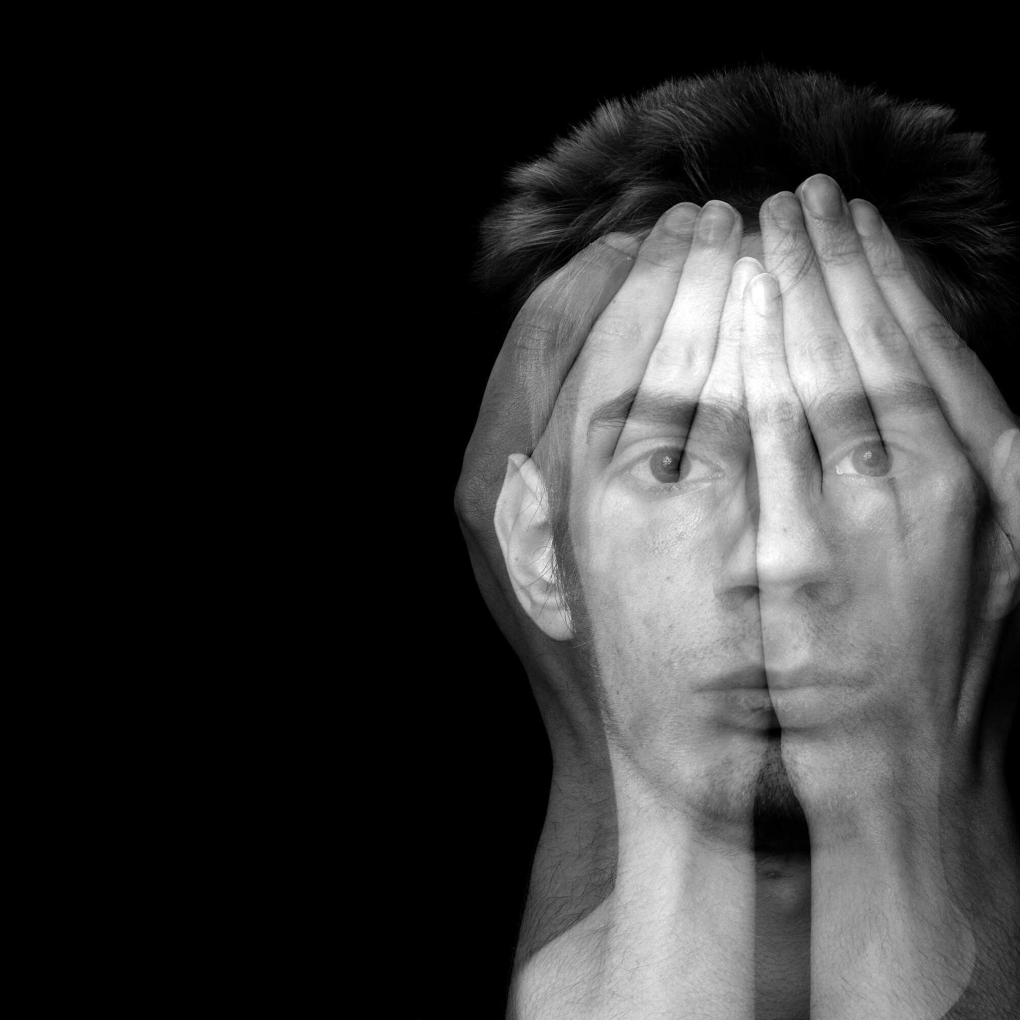 Et sort-/hvittbilde som viser en mann med hendene foran ansiktet. Hendene er transparente slik at man kan se ansiktet hans. Et sort-/hvittbilde som viser en mann med hendene foran ansiktet. Hendene er transparente slik at man kan se ansiktet hans.